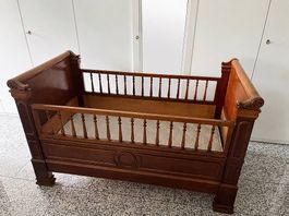 Antikes Babybett aus Massivholz im Vintage Stil