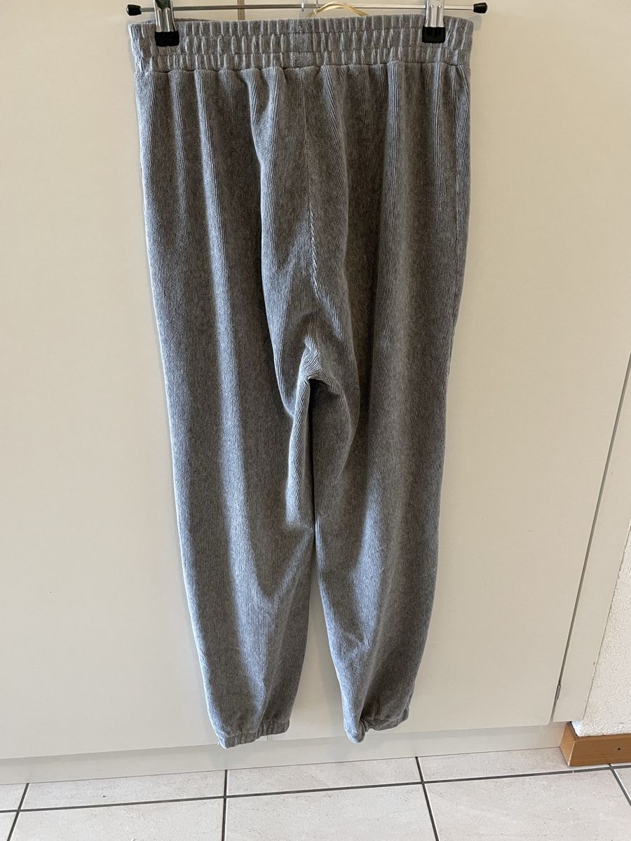 Zara Pantaloni: Pantalon jogging  gris taille S Zara – Usato da Pully venduto da kaba07 1