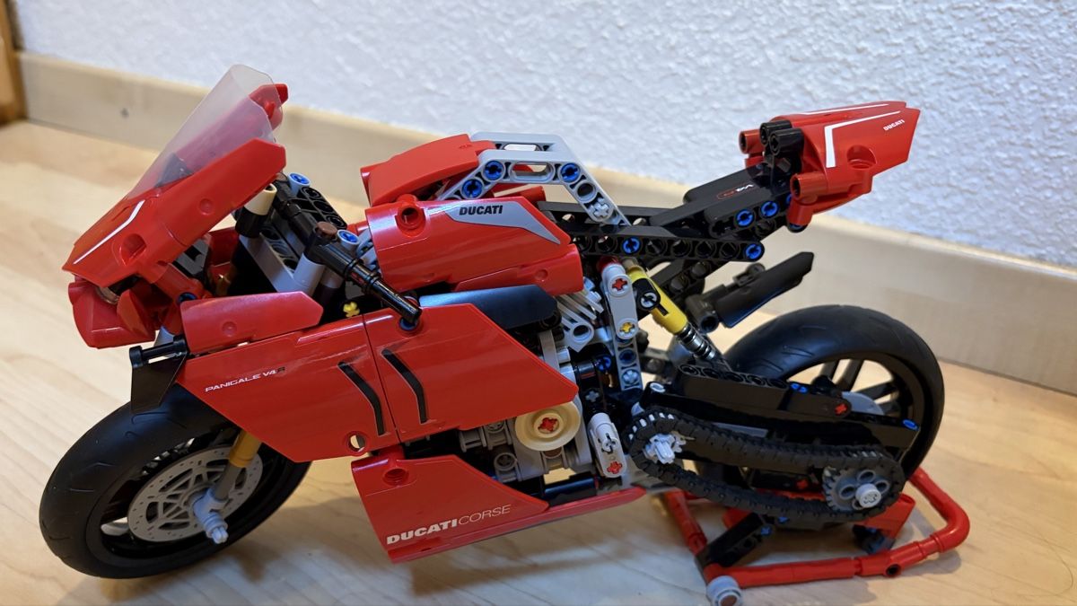 Lego Giocattoli: LEGO Technic Ducati Panigale V4 R + LEGO Architecture Paris – Usato da Uster venduto da svm_s68c 2