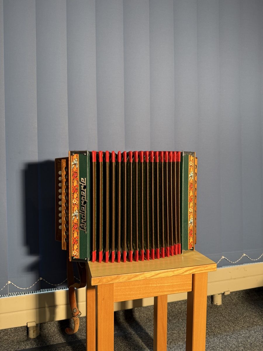 Strumenti musicali: Ländlerperlenschwitzerörgeli – Usato da Ulisbach venduto da PET-030
