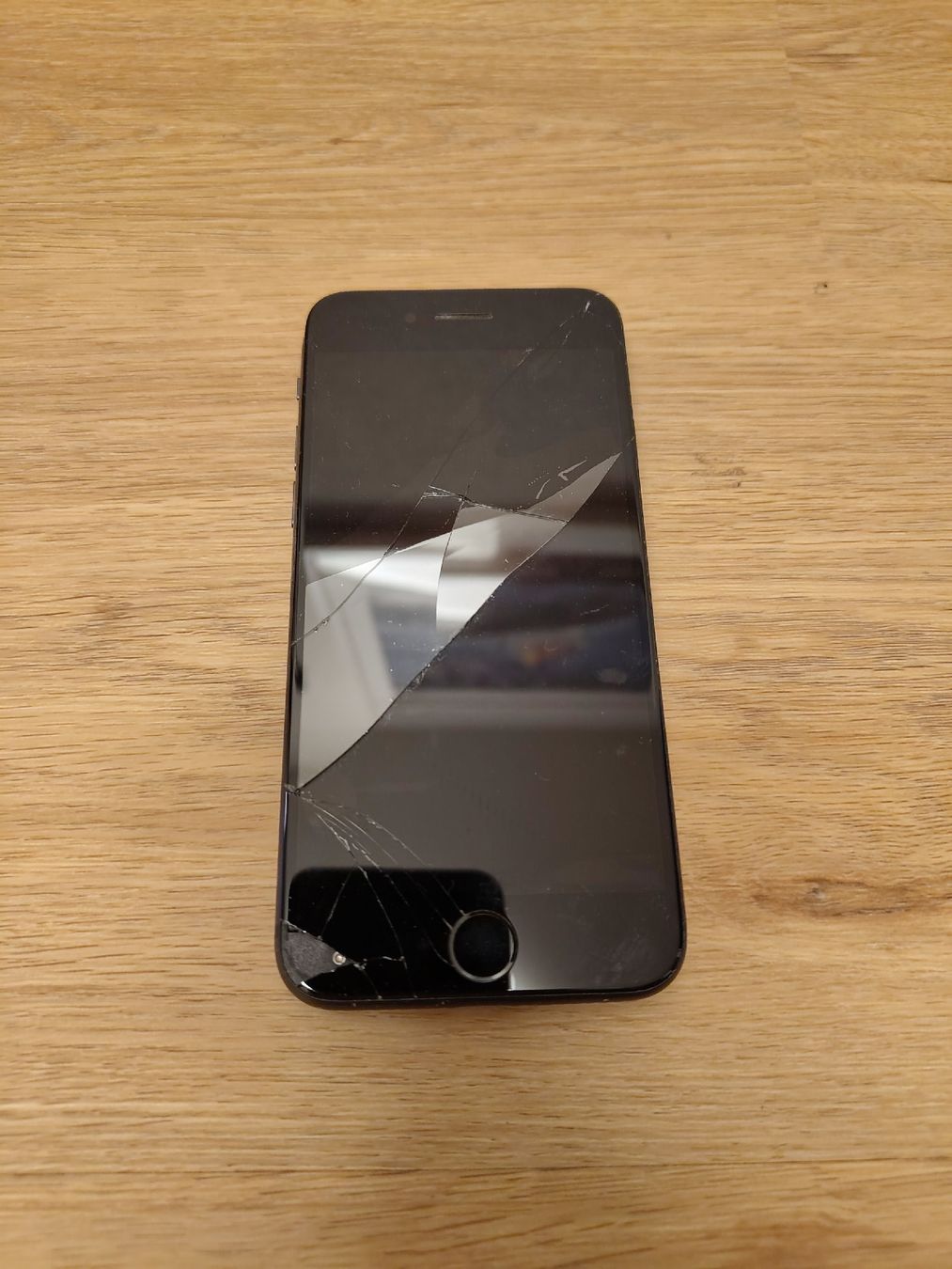 Apple Portables: iPhone 8 - Bildschirm defekt – Défectueux à Zürich par Almohammed 2