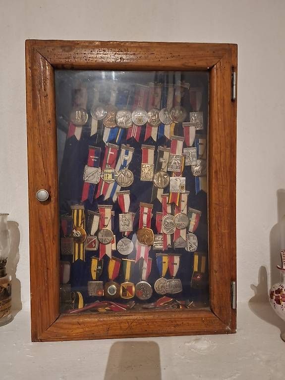 Medaillen: Armoire à médailles  – Gebraucht aus Montet (Broye) von lab_2t8m