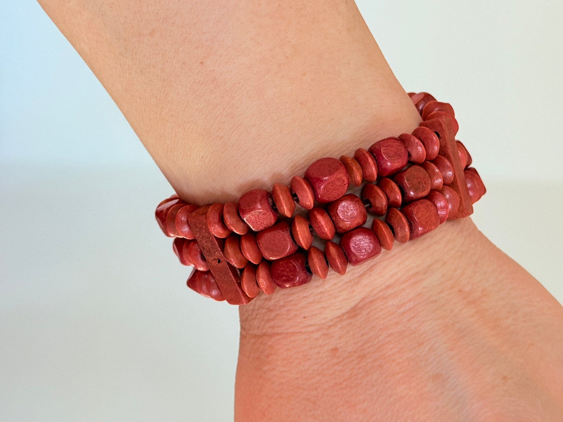 Bracciali & Braccialetti: Bracelet bohème en bois rouge – Nuovo e nell'imballaggio originale da Genève venduto da AWWA 2