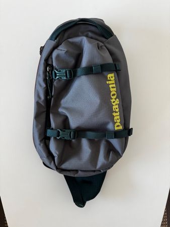 Patagonia Atom Sling 8L – Grau / Grün / Gelb – 8 Liter