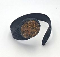 Leder-Armreif mit großem Bernstein – Schwarz – Biegsam