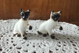 Zwei Siamkatzenfiguren aus Porzellan 