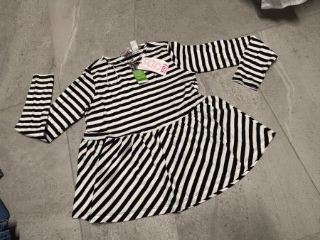Pull léger neuf taille 140