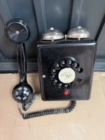 Altes Telefon Wandmodell mit Wählscheibe schwarz