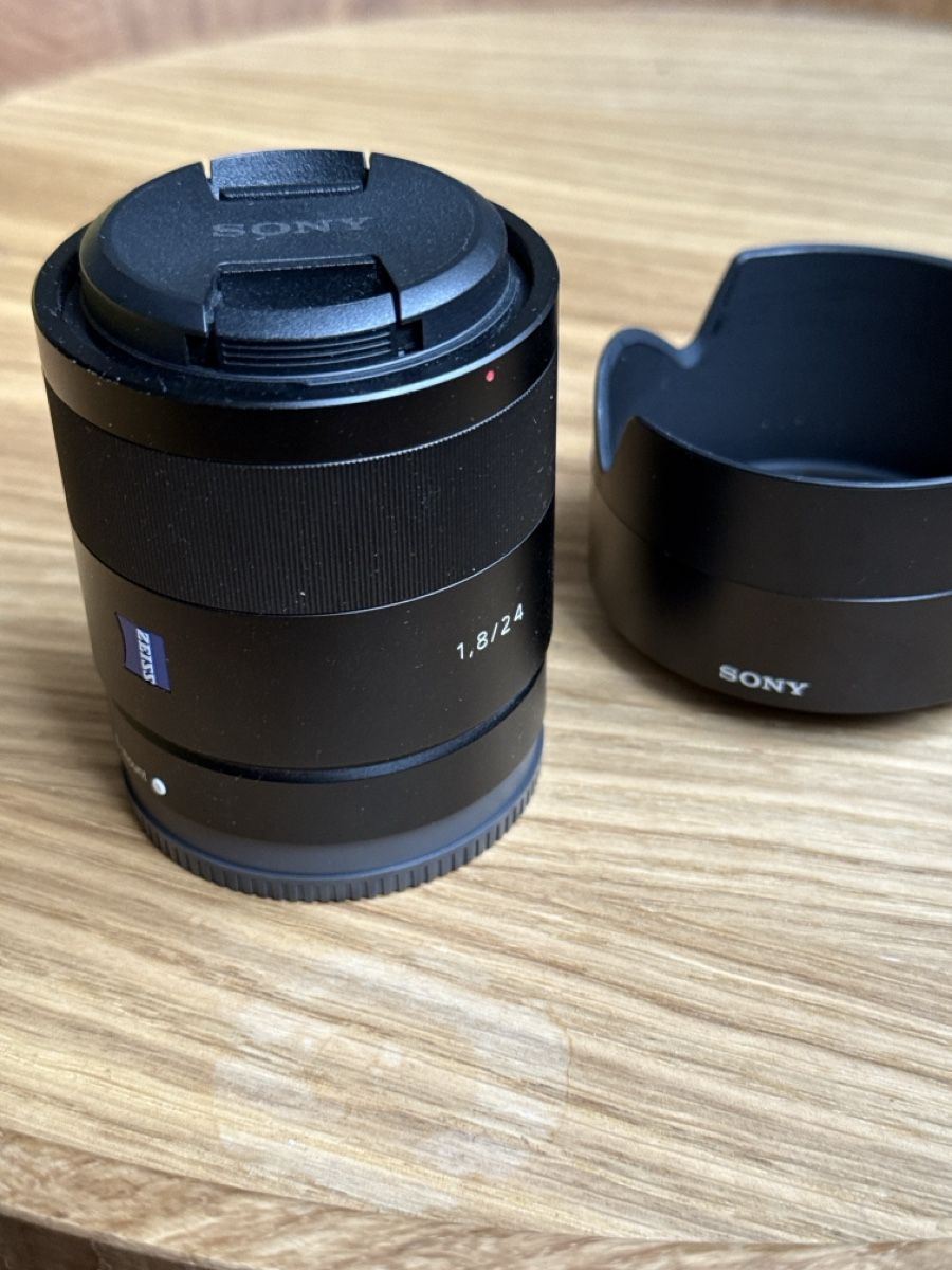 Sony Obiettivi: Sony Carl Zeiss 1.8/24 E-Mount top Objektiv – Usato da Zürich venduto da HanBel