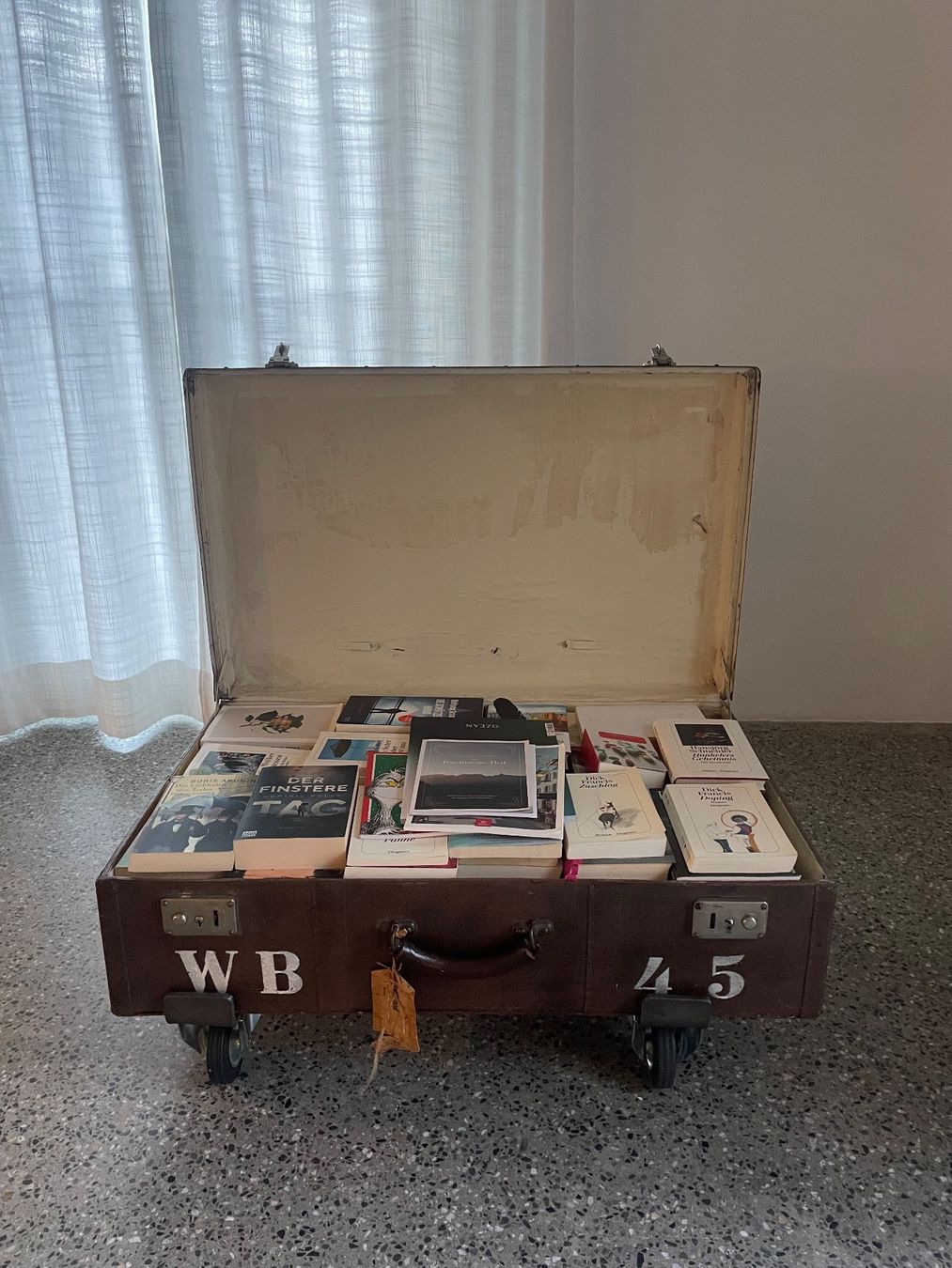 Valigie: Alter Koffer als einzigartiger Wohnzimmertisch – Usato da Windisch venduto da Laura_1991 1