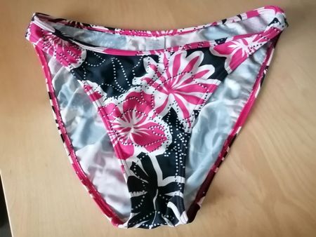 Bikinihose Gr. 40 schwarz pink Blumenmuster