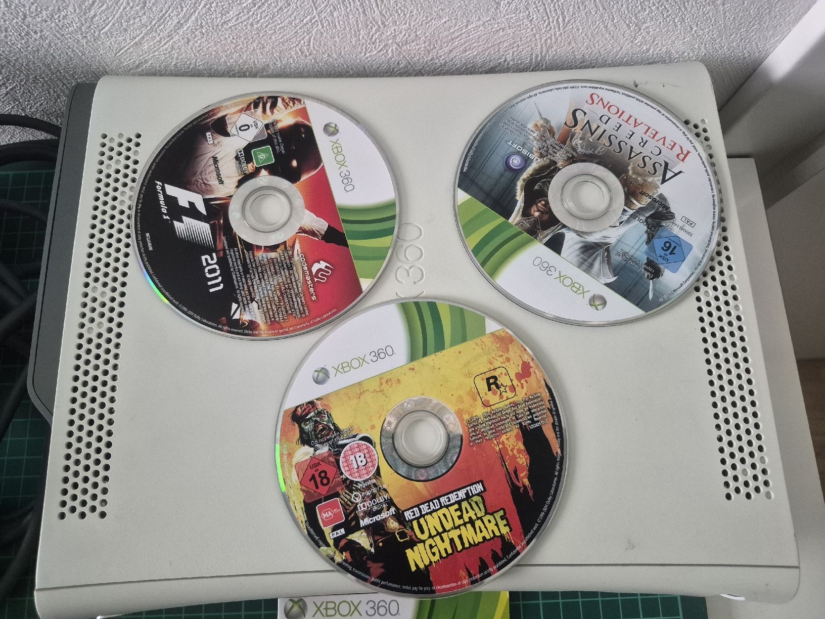 Microsoft Console: Microsoft Xbox 360 Konsole mit Controller und 3 Spielen – Usato da Meyrin venduto da Retro-GZ 2