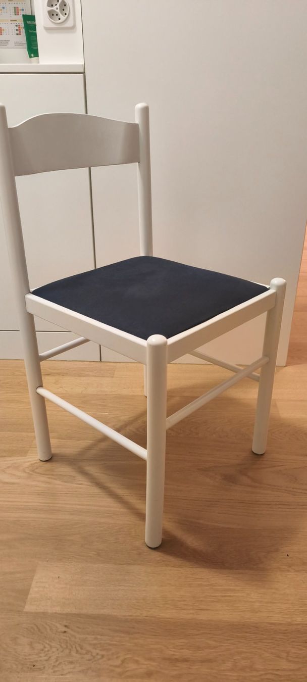 Chaises: 4 weiße Stühle – D'occasion à Männedorf par kri_m7hp