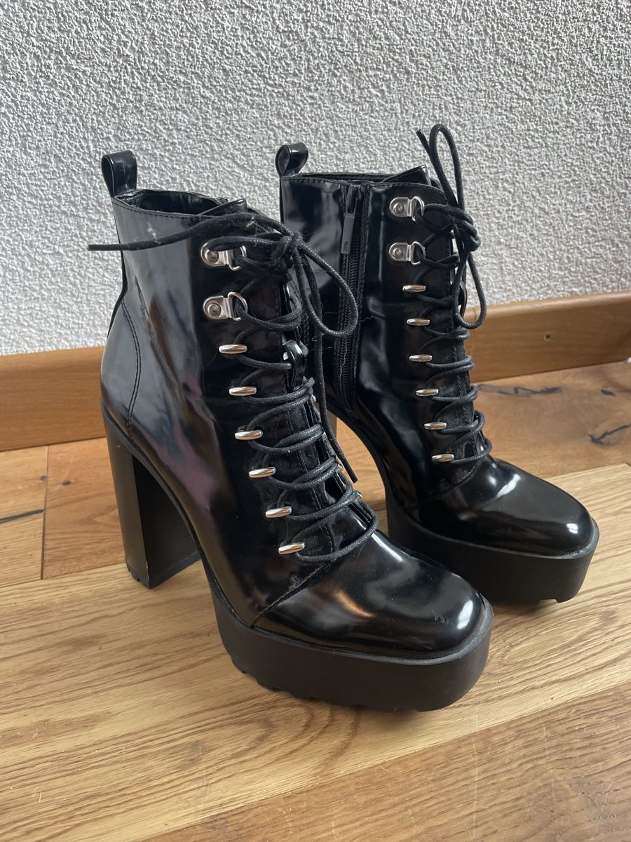 Zara Scarpe da donna: Patent Black Lace Up Platform Boots - Size 39 – Nuovo (secondo la descrizione) da Roche VD venduto da closetcleanse