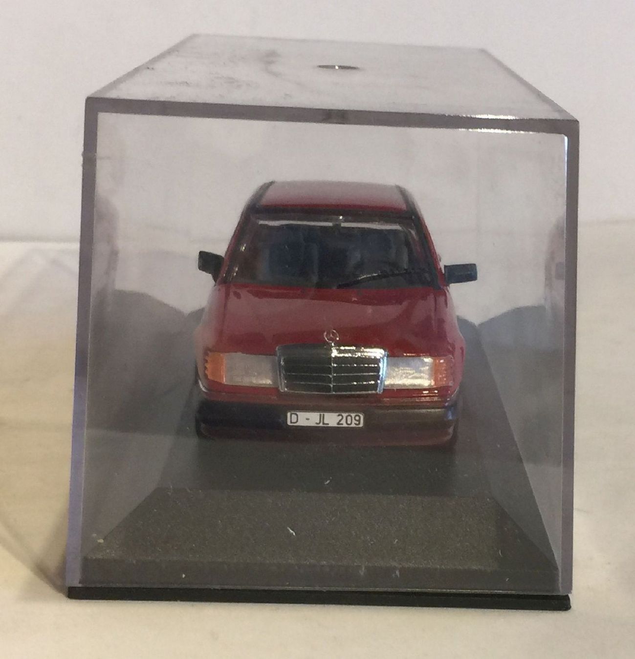 Minichamps Modellautos: MINICHAMPS  Mercedes-Benz 200D – Gebraucht aus Sonceboz-Sombeval von Decolove 3