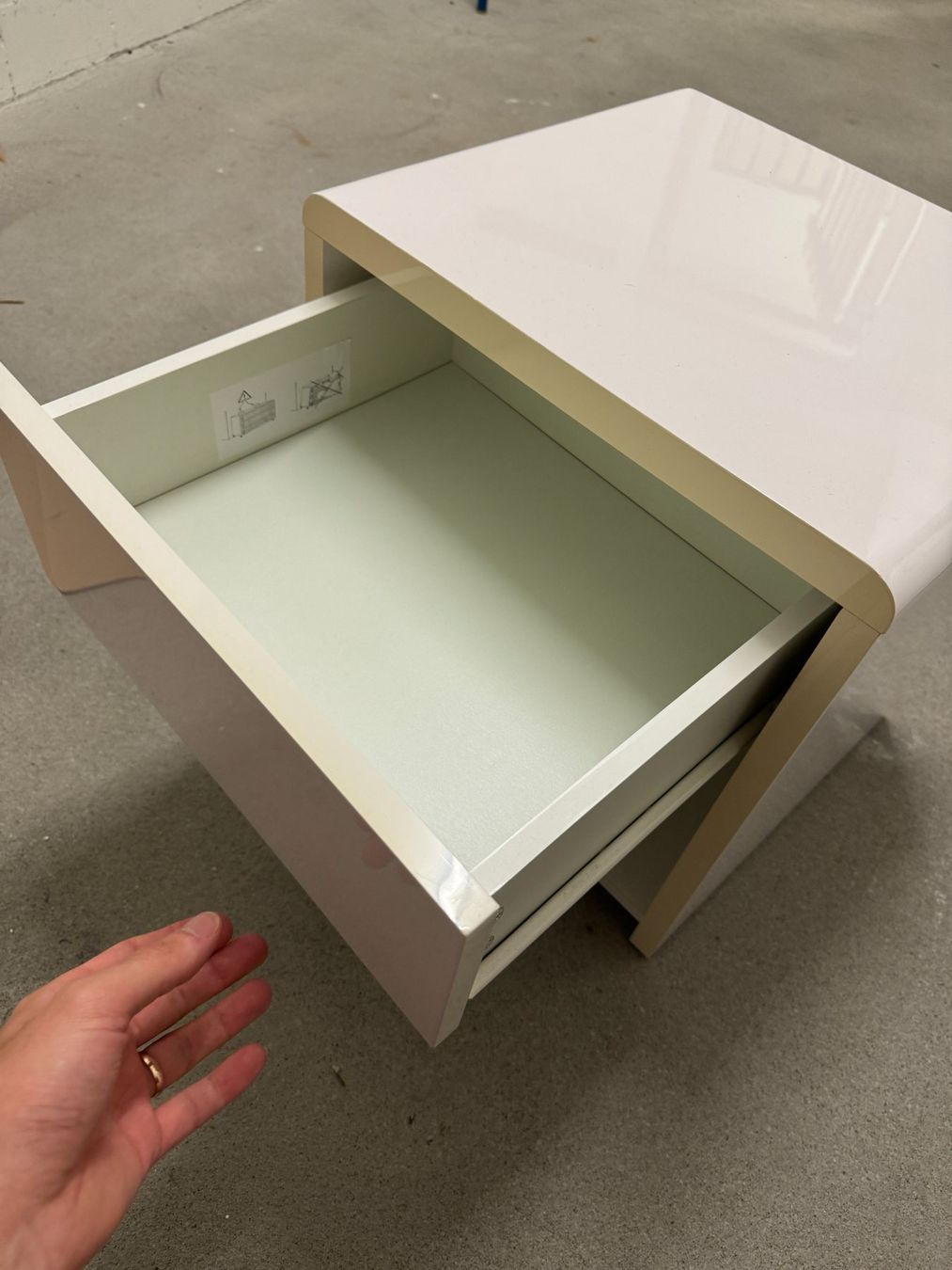Tables de nuit: 2 x White Nightstands – D'occasion à Zürich par dazzy_91 1