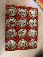 12 asiatische Porzellanschälchen mit Figurenmalerei und Gold