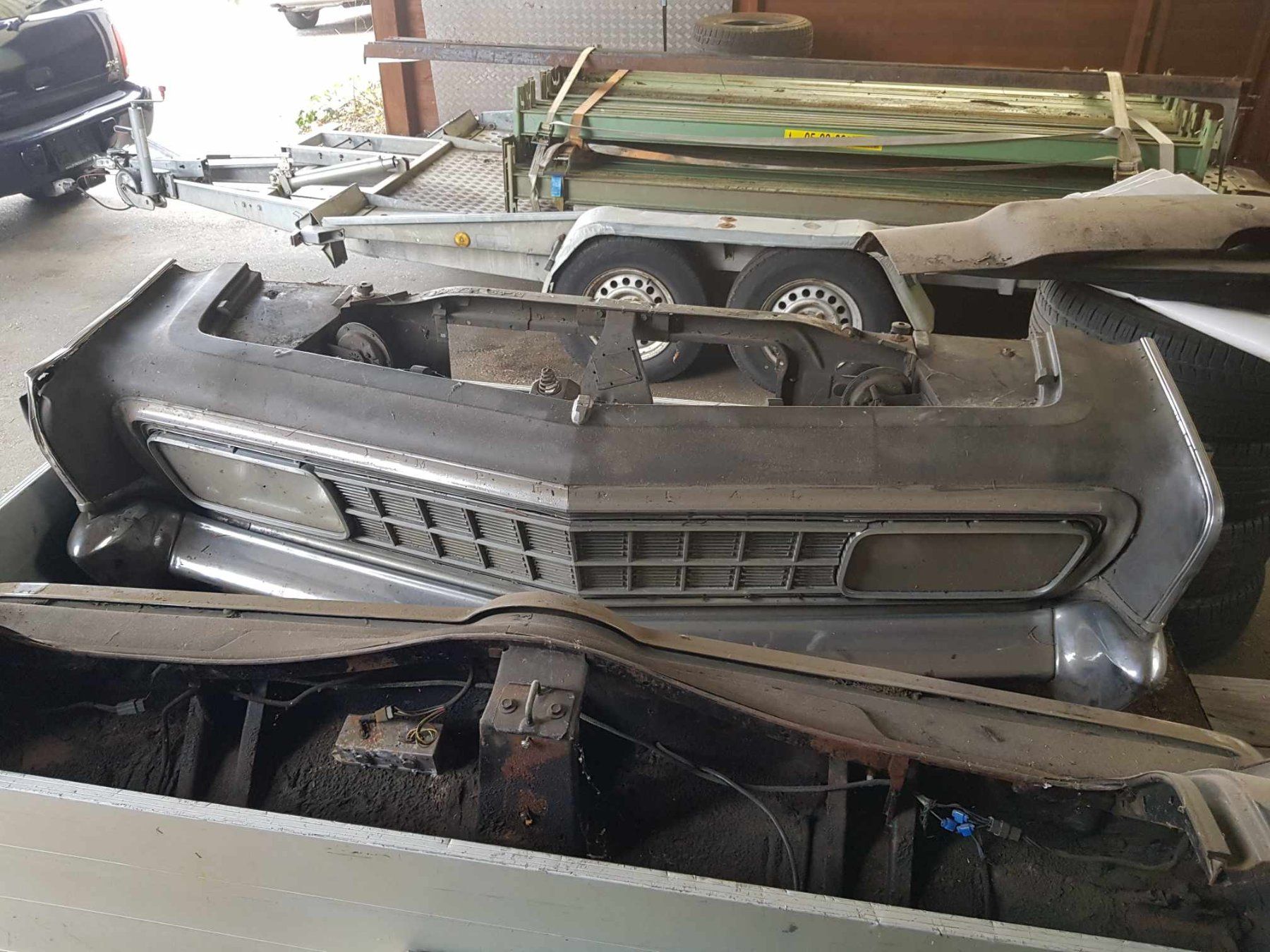 Chrysler Tutti pezzi di ricambio auto: Front von 1966 Chrysler Imperial – Usato da Niedergösgen venduto da usc_9sk7 2