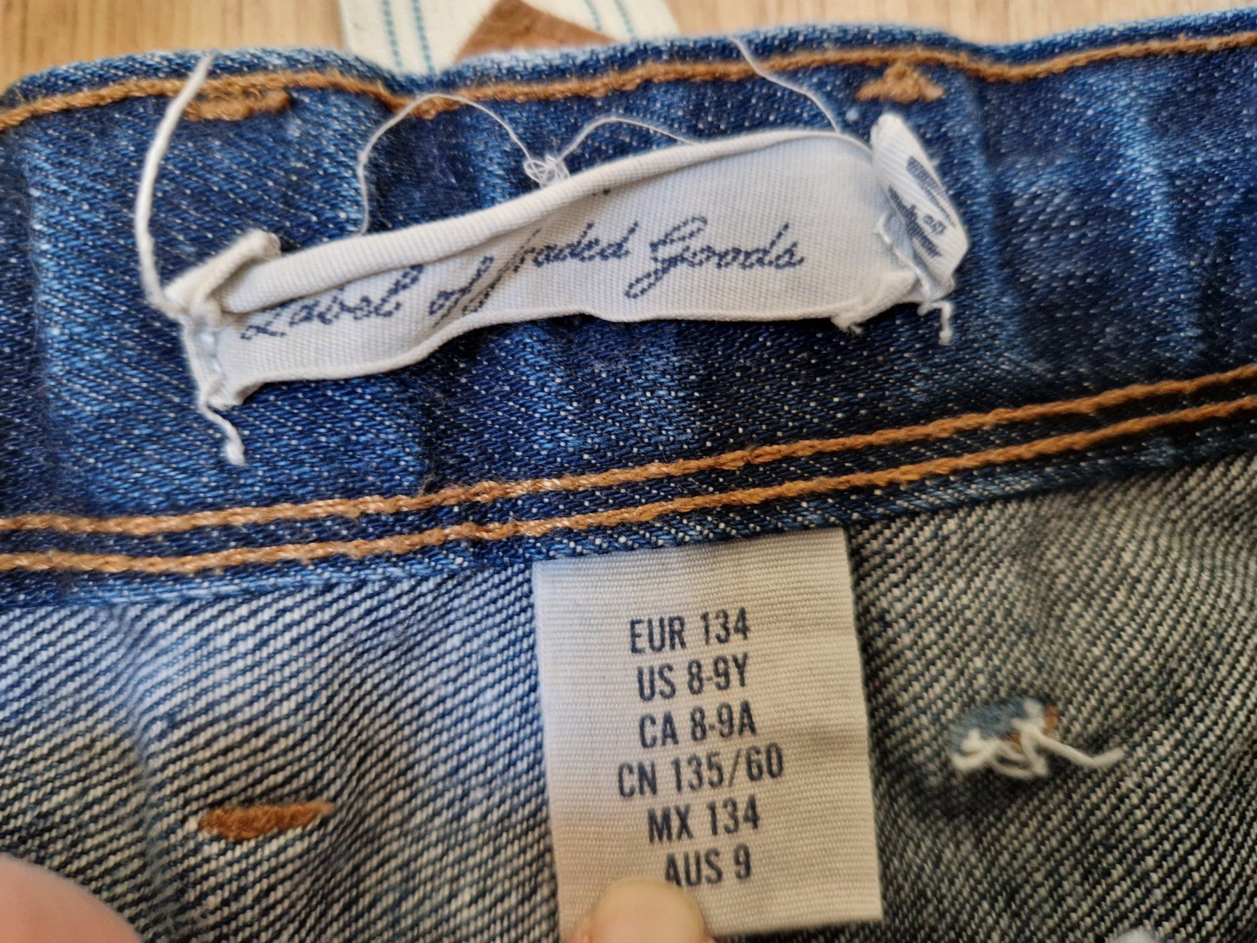 H&M Pantaloni: Coole Jeans mit Hosenträger 134 – Usato da Giswil venduto da monimaus08 2