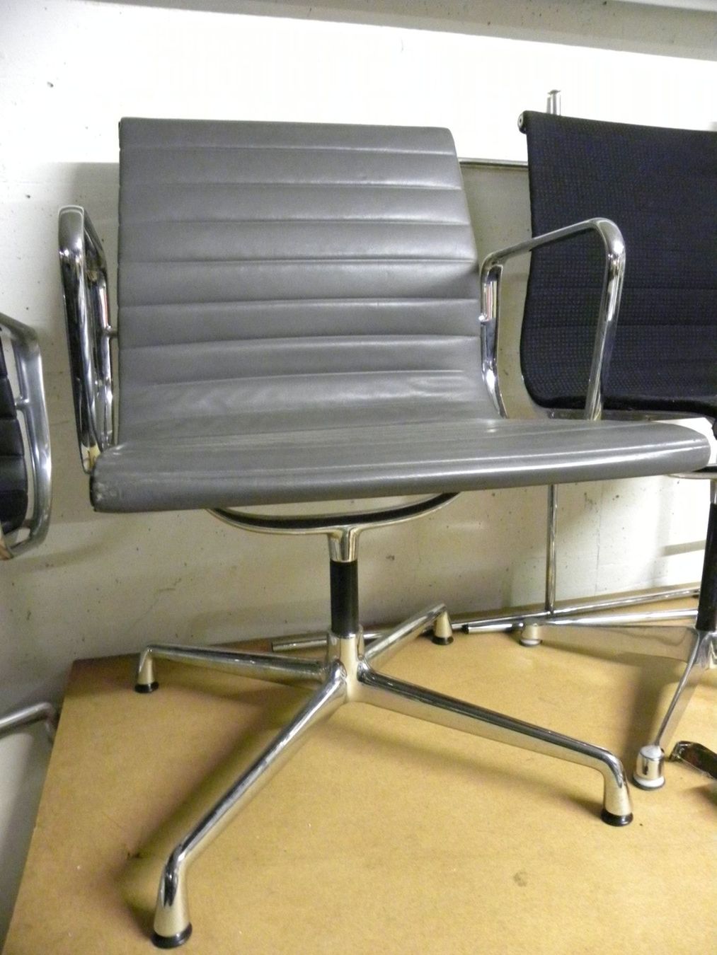 Sedie: ORIGINAL EAMES EA 108 VON VITRA – Usato da Küsnacht ZH venduto da walterzingo