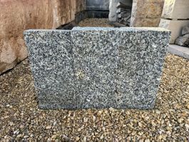 50 Stk Palisaden Granit hellgr H40cm,B20-25cm,Stärke 8-10cm