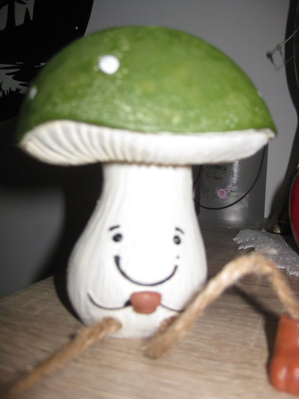 Tutte le decorazioni: Cooler sitzender Pilz mit herabhängenden Beinen – Nuovo (secondo la descrizione) da Romanshorn venduto da Wazoohandlung 1