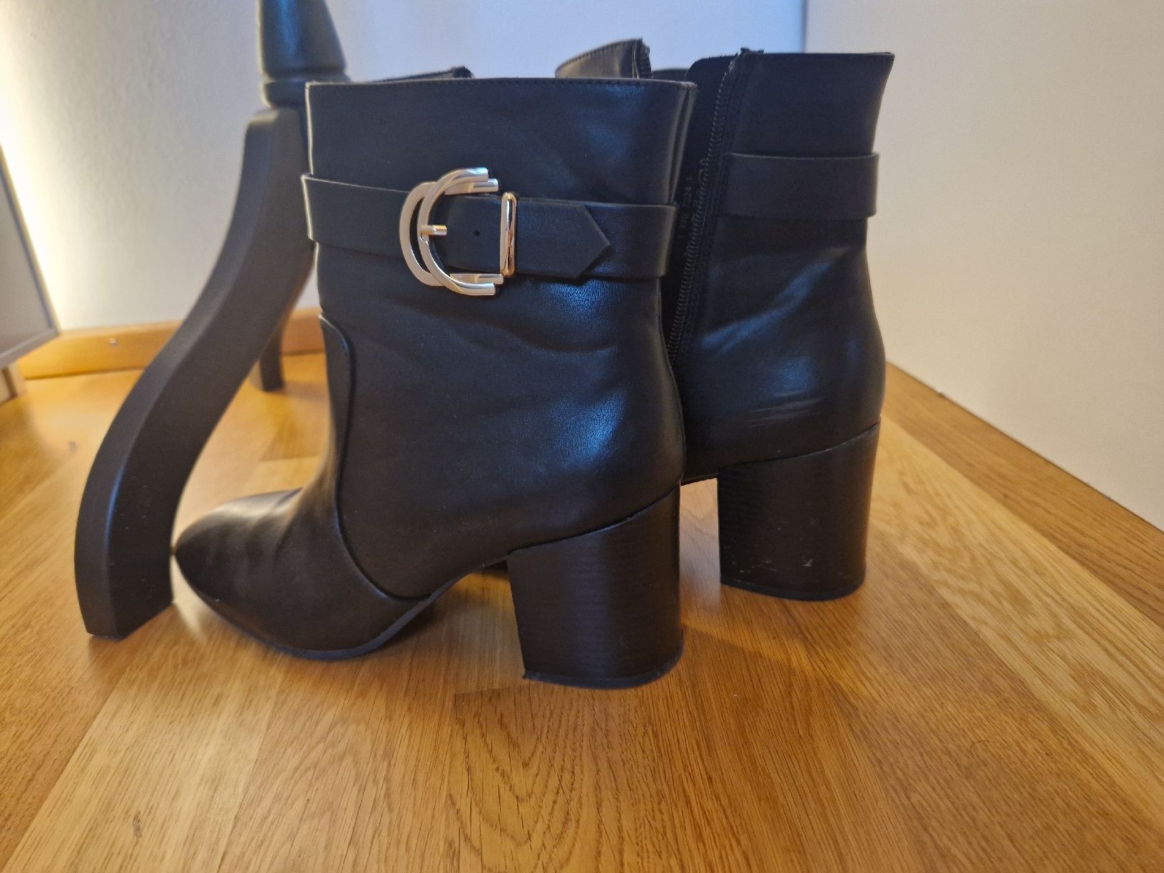 Damenschuhe: Schicke schwarze Stiefeletten Gr. 39 – Gebraucht aus Klosters von Sniggels 2