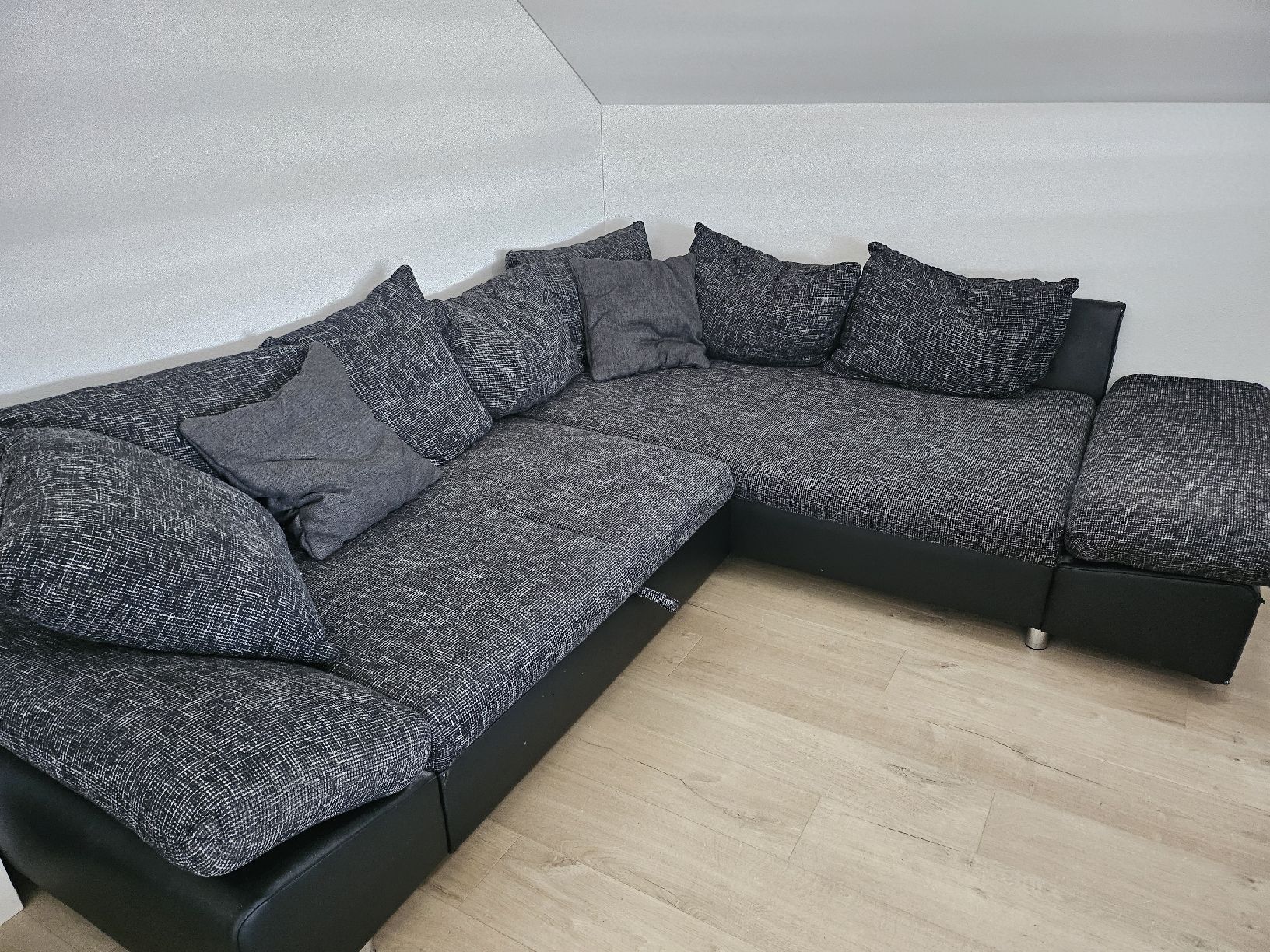 Divani: Ecksofa mit Schlaffunktion grau / schwarz – Usato da Würenlingen venduto da Sheadona