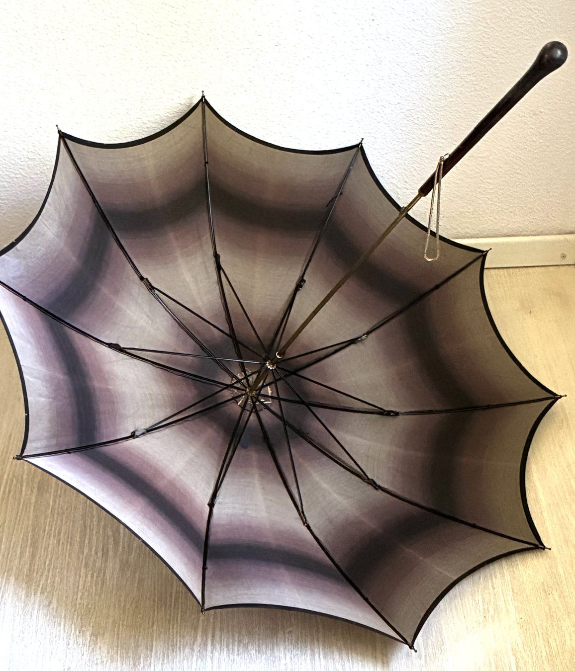 Ombrelli: Vintage Flanier/Seidenschirm mit Bakelitgriff – Usato da Kloten venduto da Nephty 4