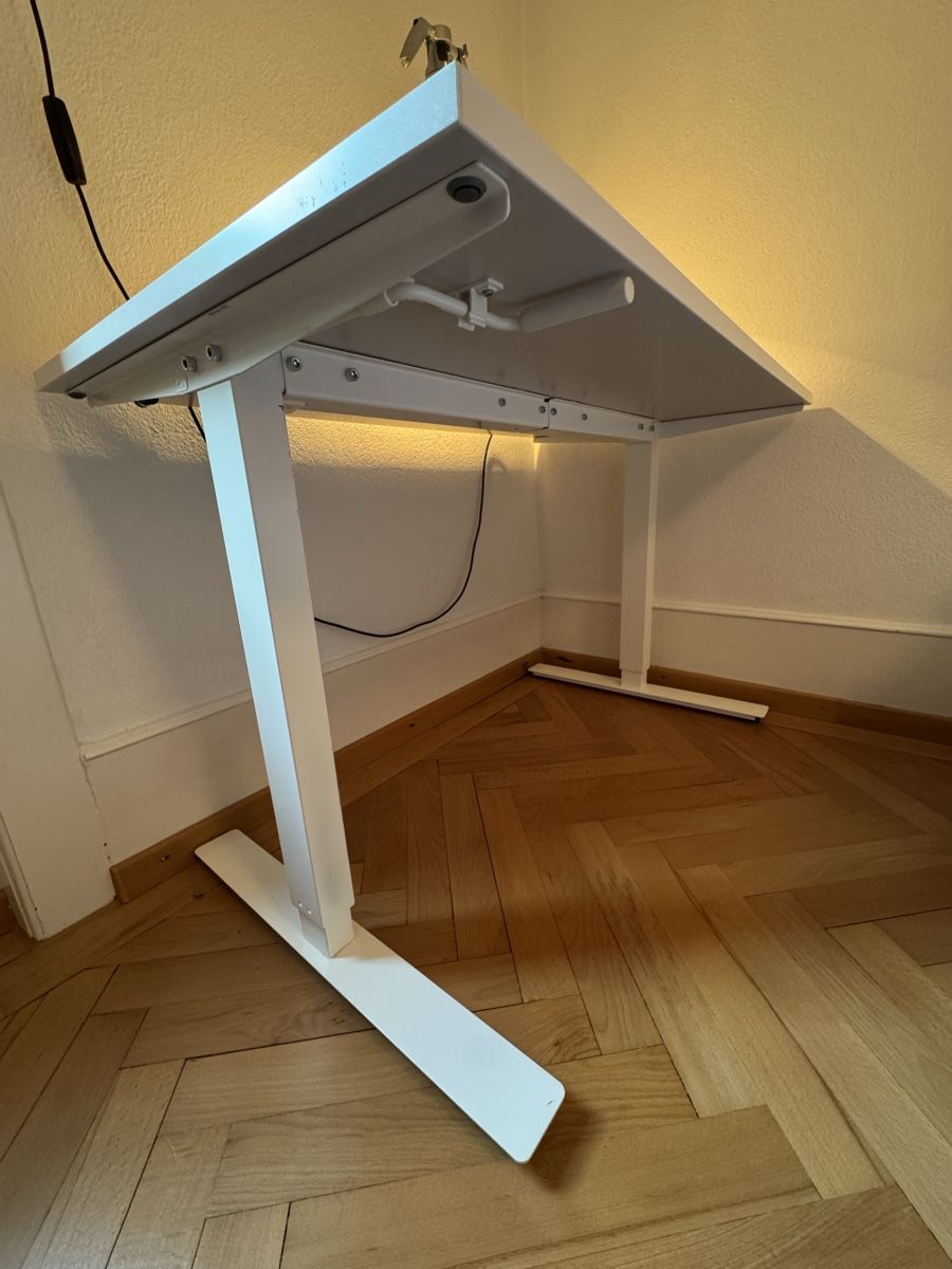 Bureaux: Steh und Sitzschreibtisch weiss Ikea  – D'occasion à Biel/Bienne par max_s2g7 3