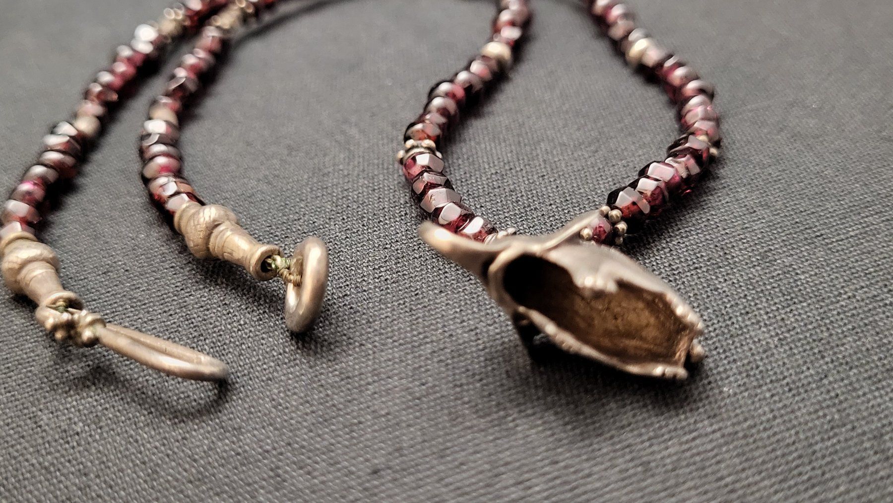 Catenine: Granat-Kette mit Silber-Teilen und Elefant – Usato da Basel venduto da spinne02 3