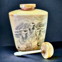 Ancienne tabatière tibétaine en os ou corne à décor gravé