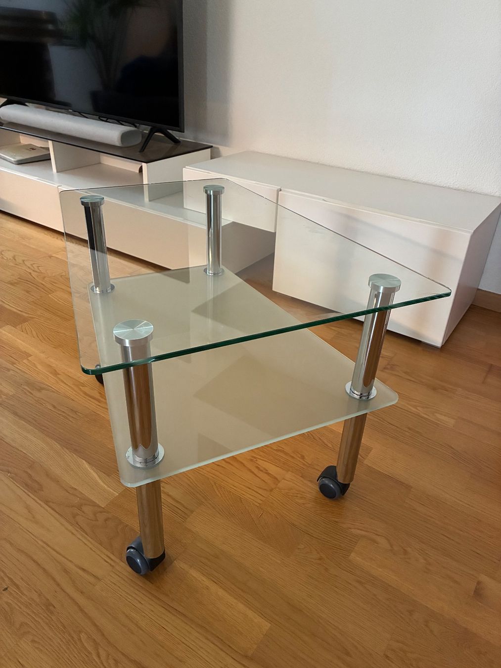 Tables: Glastisch mit Rollen – D'occasion à Buchs SG par Betti_Goeldi