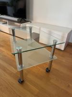 Glastisch mit Rollen