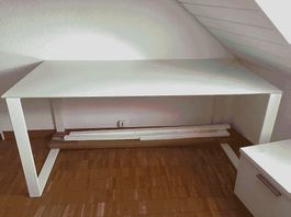 Weisser Bürotisch mit Glasplatte