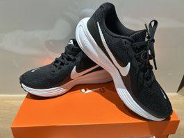 Nike Sportschuhe schwarz weiss neu in Originalbox 38