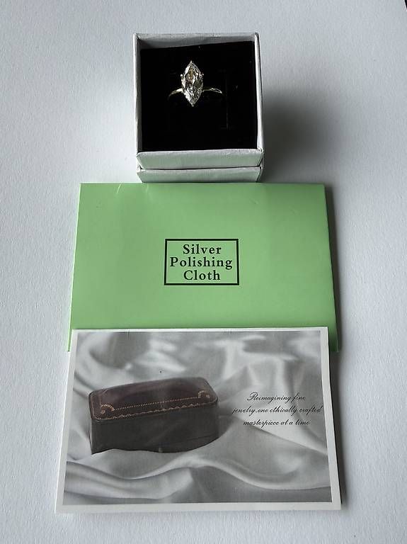 Anelli: Ring mit funkelndem Stein im Marquise-Schliff – Usato da Thalwil venduto da han_2b8c 3