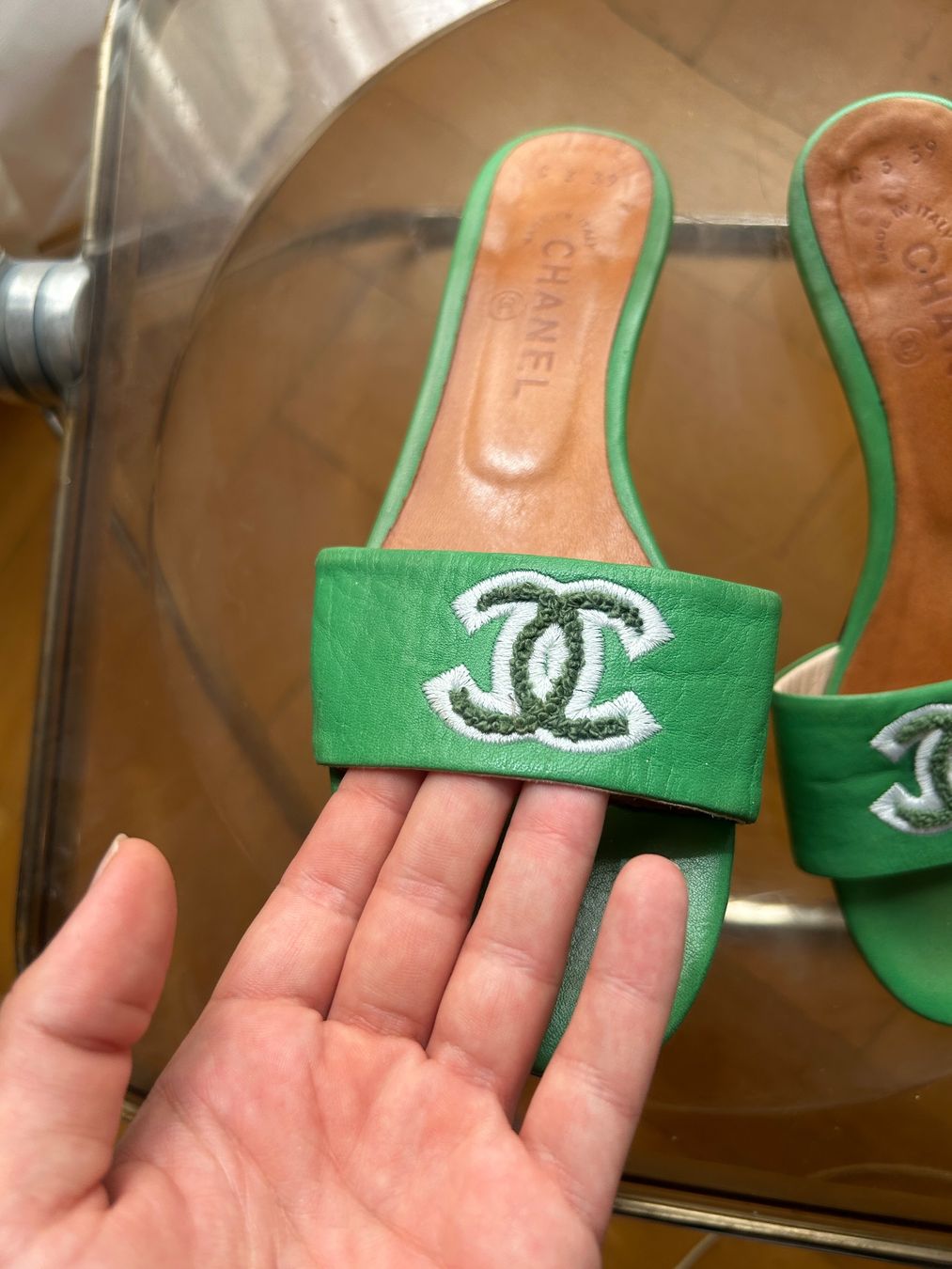 Chanel Scarpe da donna: green vintage chanel slides – Usato da basel venduto da wastedworld 2