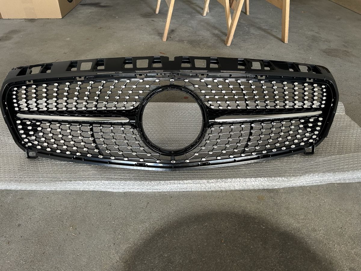 Mercedes-Benz Tutti pezzi di ricambio auto: Frontgrill für Mercedes A Klasse Typ W176 – Nuovo (secondo la descrizione) da Seewen SZ venduto da A45-AMG