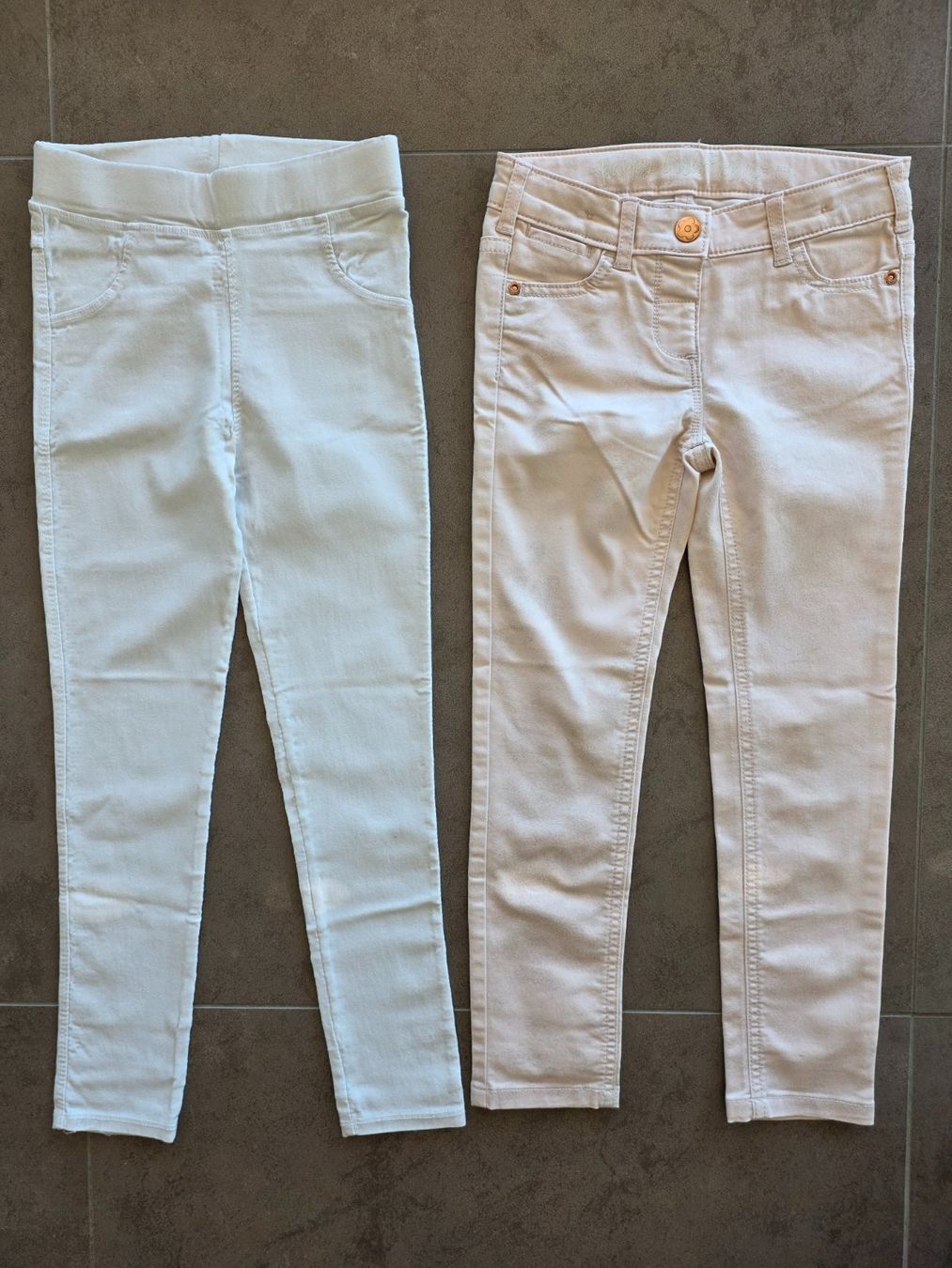 Pantaloni: Lot de 2 pantalons fille – Usato da Onnens VD venduto da Bleuet06