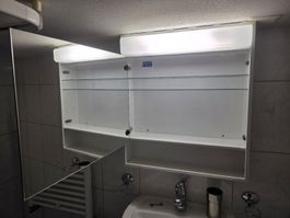Spiegelschrank mit Beleuchtung, weiss, Top Zustand,