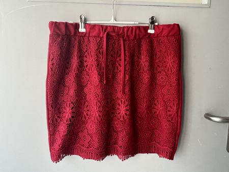 Rotes Spitzenrock mit Kordelzug Groesse L Zustand gut