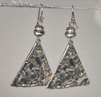 Orecchini triangolari argento superficie ruvida Nuovi