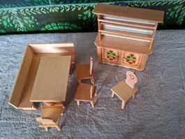 Niedliches Puppenhaus-Mobiliar aus Holz, 7-teilig, Dora Kuhn