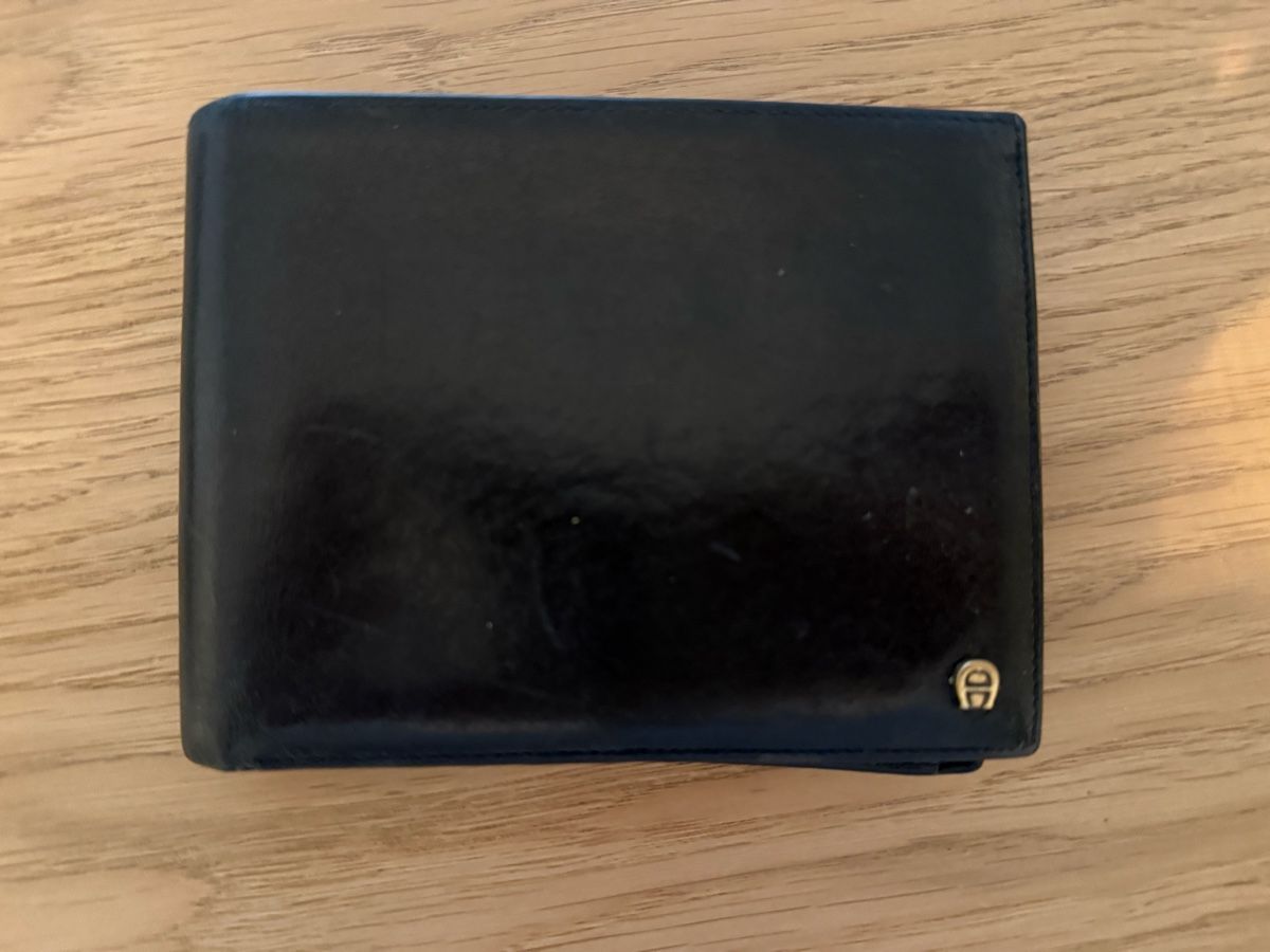 Aigner Brieftaschen: Aigner Portemonnaie Leder Schwarz – Gebraucht aus Bülach von tamara1301