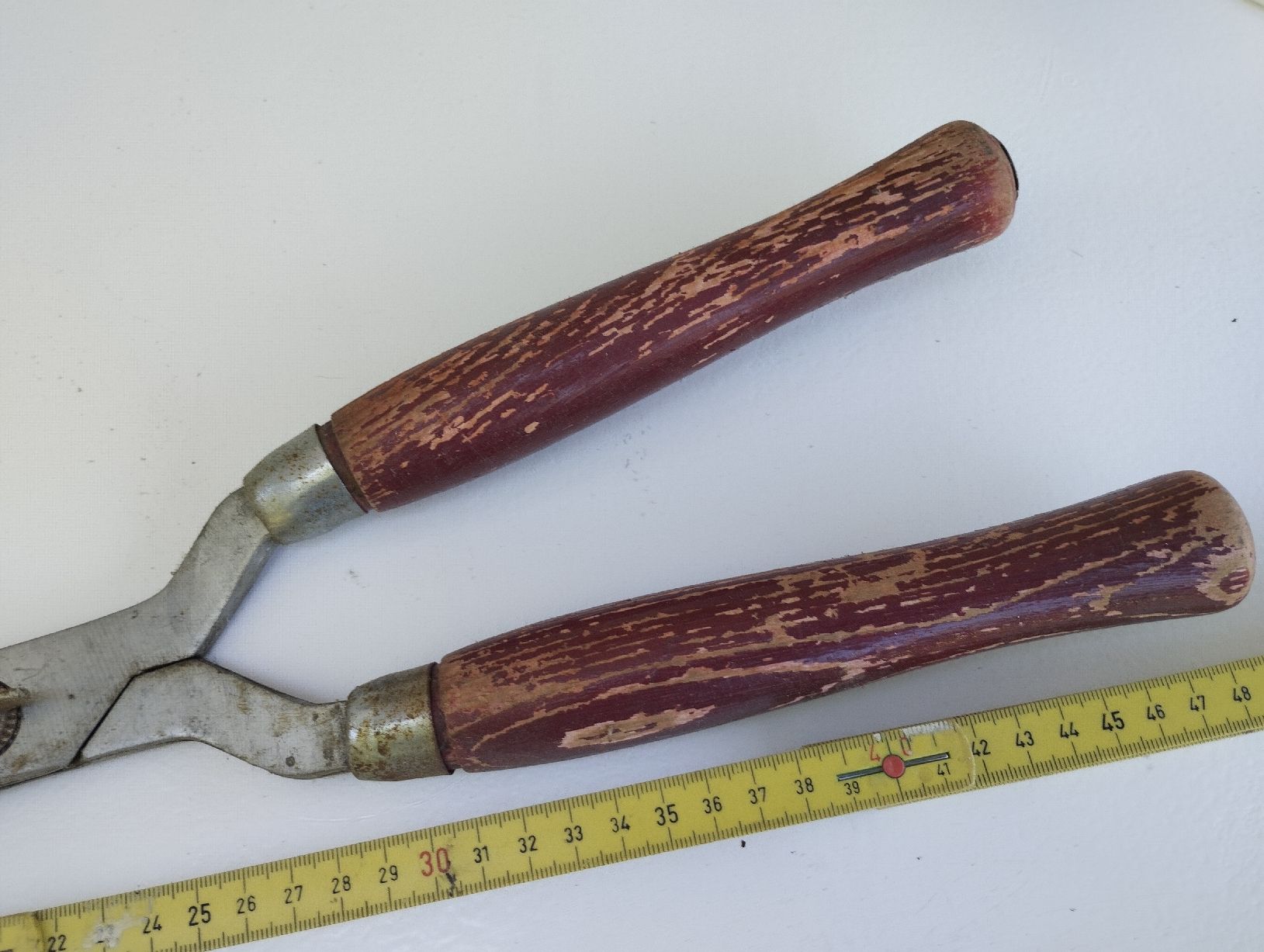 Alle Werkzeuge: Gartenschere manuell Metall Holzgriffe, antik – Gebraucht aus Ostermundigen von Dinge1 1