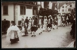 Foto-AK Rüti /ZH, Strassenumzug vor der