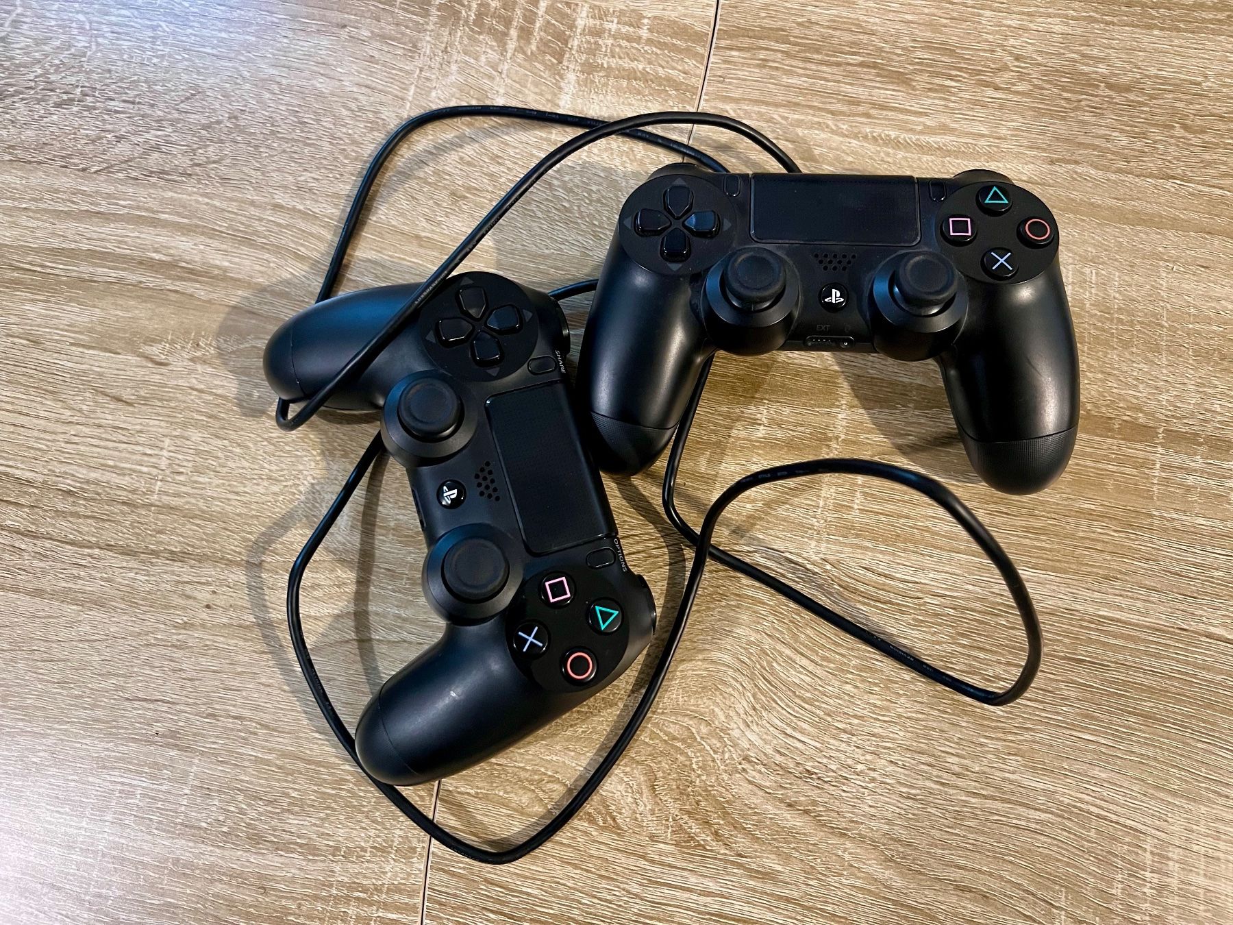 Sony Controller: Pack 2 Stk. PS4 Controllern – Gebraucht aus Zürich von T.E.B 3