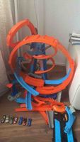 Zwei Hot Wheelsbahnen mit Spielzeugautos