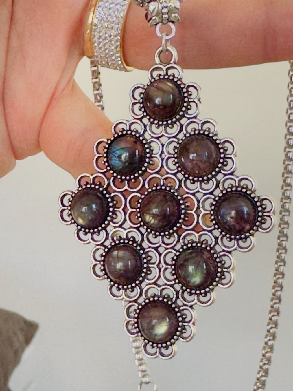 Catenine: Color Enhanced Red Flash Labradorite Necklace – Nuovo e nell'imballaggio originale da Genève venduto da AGBERG 5